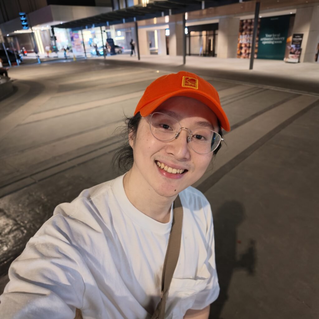 小凱戴橘色帽子在商場外拍攝的品牌形象照