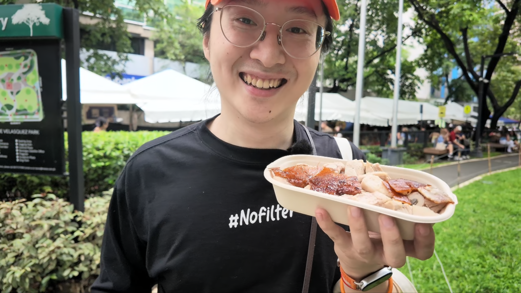 小凱手持菲律賓 Lechon 餐點合照