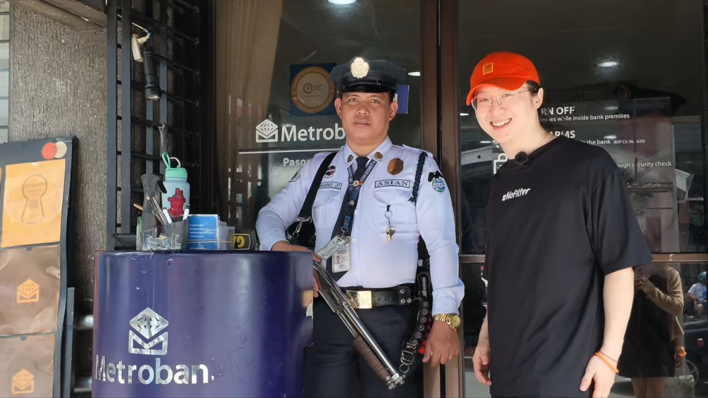 小凱與菲律賓當地警衛合影